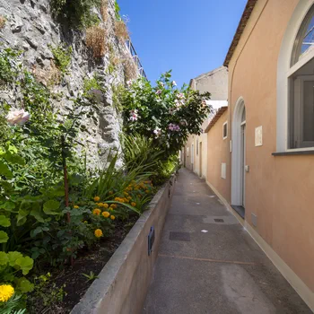 Casa Salù viale ingresso