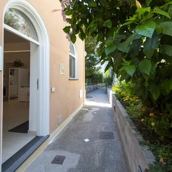 Casa Salù viale ingresso